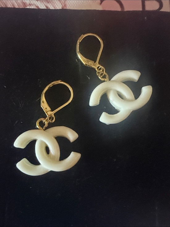 Jewelry - Off White upcycled Interlocking Drop Earrings with Gold Hooks